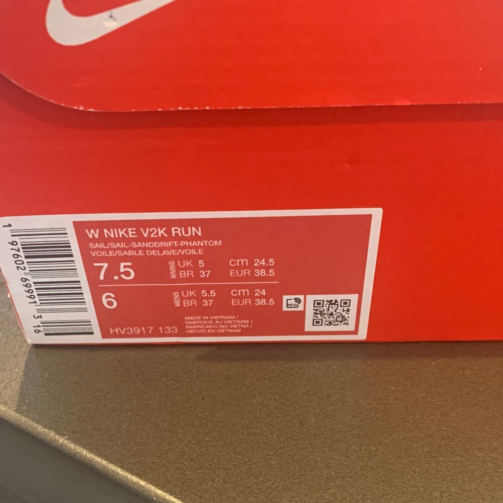 Nike Cream and White Athletic Shoes - Picture 4 of 6
